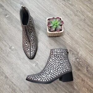 Mackin J Ultrasuede Ankle Booties Brushed Silver All Over Studs Sz 9 Grey